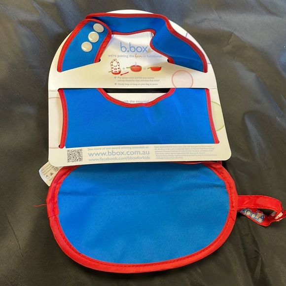 B. Box travel bib - Picture 3 of 3